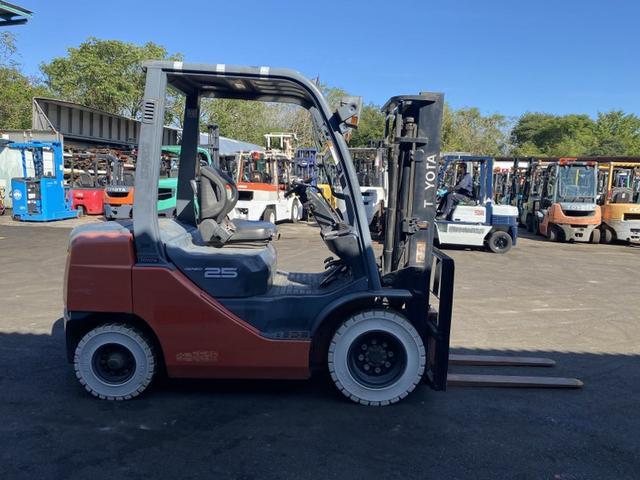 日本 　トヨタ／２．５ｔ　ディーゼル車／ＡＴ車／２９７８時間／揚高３．０ｍ／ナンバー取得可能（１４００２）（11枚目）