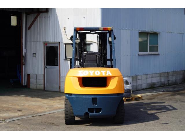 日本 　トヨタ／５．０ｔ　ディーゼル車／ＡＴ車／４２０３時間／揚高３．７ｍｍ　３段フルフリーマスト／ナンバー取得可能（１５１５１）（10枚目）