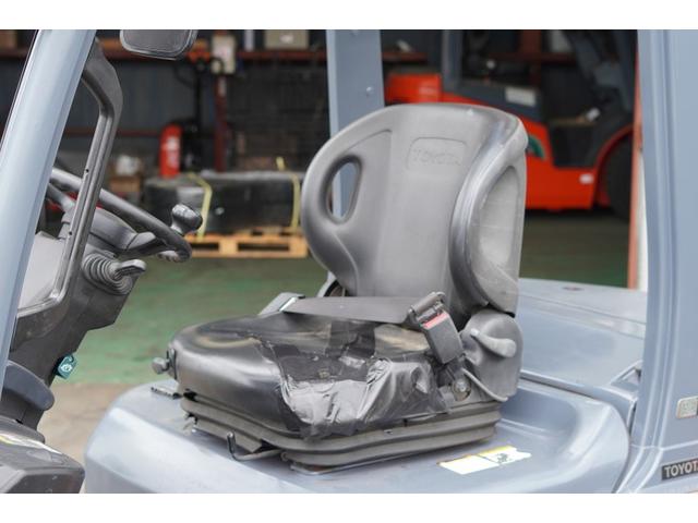 日本 　トヨタ／２．０ｔ　ディーゼル車／ＡＴ車／４５１時間／揚高３．０ｍ　２段フルフリーマスト／ナンバー取得可能（１５６４２）（9枚目）