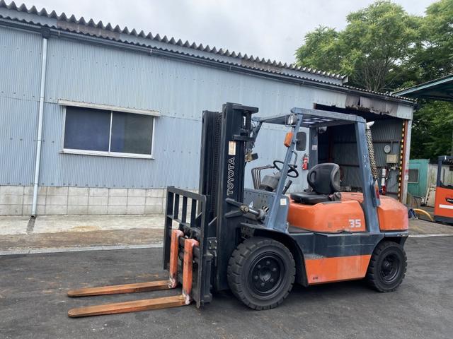 日本 　トヨタ／３．５ｔ　ガソリン車／ＭＴ車／７５４０時間／サイドシフト・フォークシフト／揚高３．０ｍ／ナンバー取得可能（１５８９６）（3枚目）