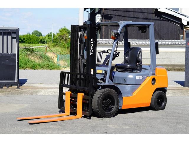 日本 　トヨタ／２．５ｔ　ディーゼル車／ＡＴ車／８９９８時間／フォークシフト／揚高３．０ｍ　２段フルフリーマスト／ナンバー取得可能（１５９５６）（3枚目）