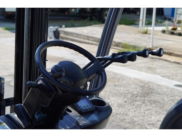 日本 　トヨタ／２．５ｔ　ディーゼル車／ＡＴ車／８９９８時間／フォークシフト／揚高３．０ｍ　２段フルフリーマスト／ナンバー取得可能（１５９５６）（8枚目）