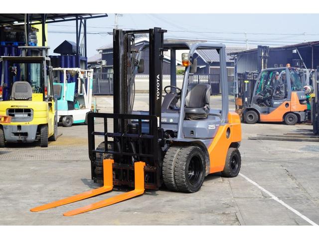 日本 　トヨタ／２．５ｔ　ガソリン車／ＡＴ車／１４６１時間／ヒンジ・ダブルタイヤ／揚高３．５ｍ／ナンバー取得可能（１６０３０）（3枚目）
