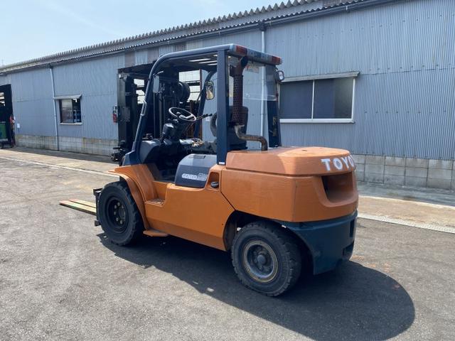 日本 　トヨタ／５．０ｔ　ディーゼル車／ＡＴ車／２２７１時間／フォークシフト／揚高３．０ｍ　２段フルフリーマスト／ナンバー取得可能（１６０９３）（4枚目）