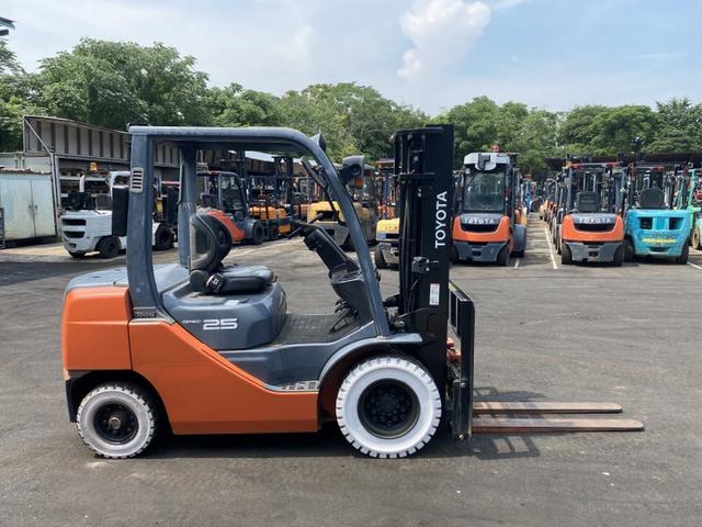 日本 　トヨタ／２．５ｔ　ガソリン車／ＡＴ車／５２９時間／サイドシフト／揚高３．０ｍ／ナンバー取得可能（１６１４８）（11枚目）