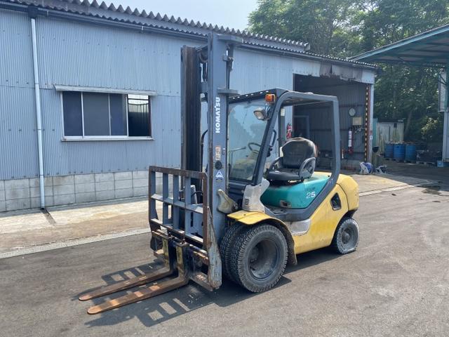 日本 　コマツ／２．５ｔ　ディーゼル車／ＭＴ車／３０６６時間／ヒンジ・ダブルタイヤ／揚高４．０ｍ／ナンバー取得可能（１６１９９）（3枚目）