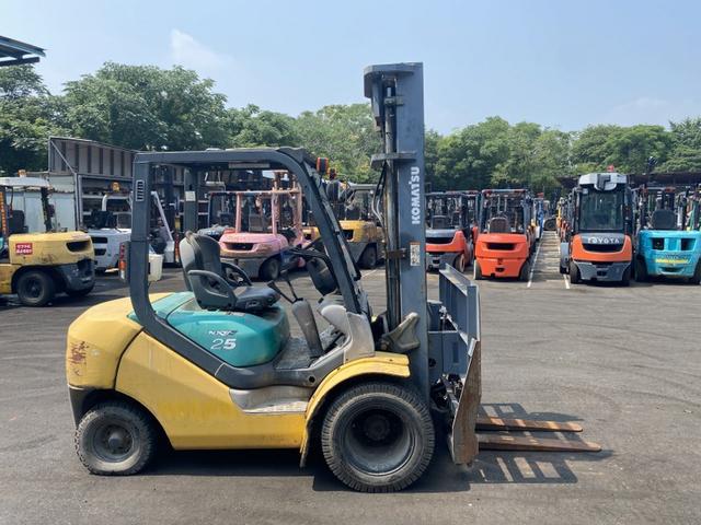 日本 　コマツ／２．５ｔ　ディーゼル車／ＭＴ車／３０６６時間／ヒンジ・ダブルタイヤ／揚高４．０ｍ／ナンバー取得可能（１６１９９）（11枚目）