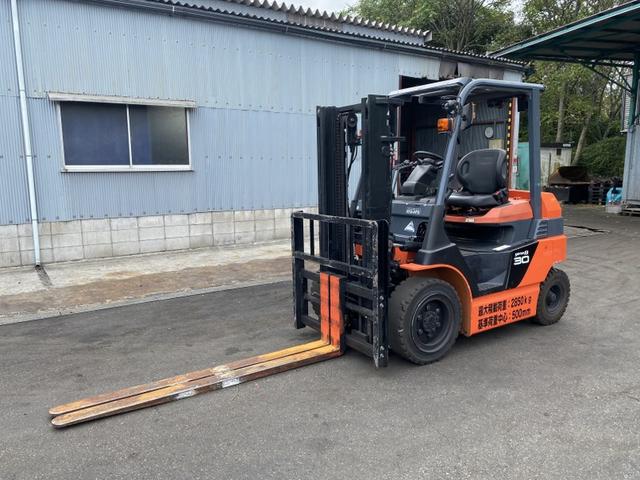 日本 　トヨタ／３．０ｔ　バッテリー車／７１６０時間／揚高３．０ｍ／ナンバー取得可能（１６７８４）（3枚目）
