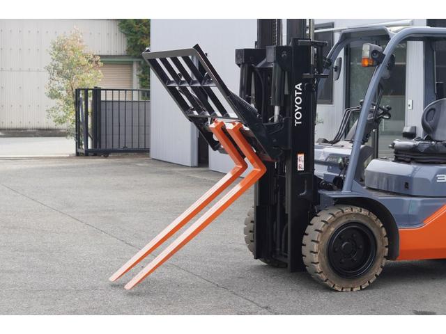 日本 　トヨタ／３．０ｔ　ガソリン車／６５３３時間／ヒンジ／揚高３．０ｍ／ナンバー取得可能（１６８８４）（13枚目）