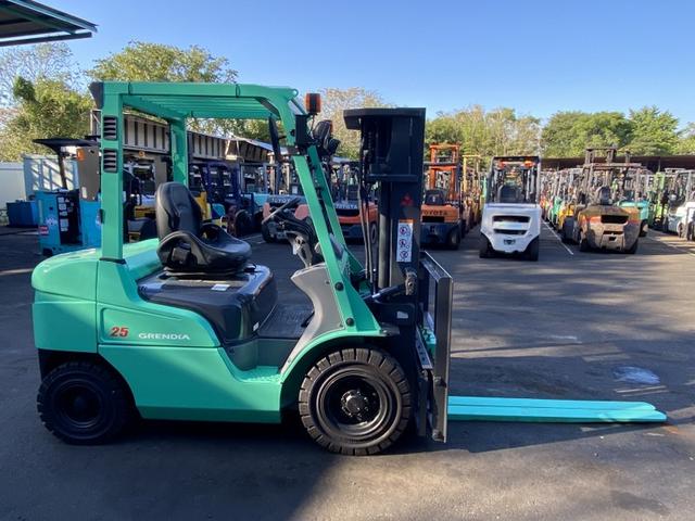 日本 　ミツビシ／２．５ｔ　ディーゼル車／２５６７時間／サイドシフト／３段フルフリー４．３ｍ／ナンバー取得可能（１７０９６）（8枚目）