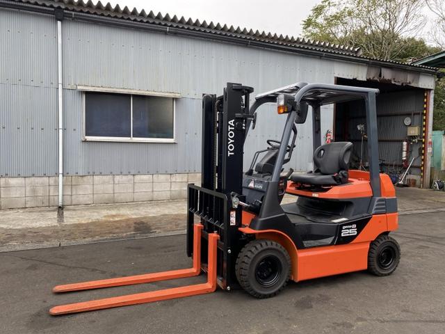 日本 　トヨタ／２．５ｔ　バッテリー車／１１４時間／揚高３．０ｍ／ナンバー取得可能（１７１０９）（2枚目）