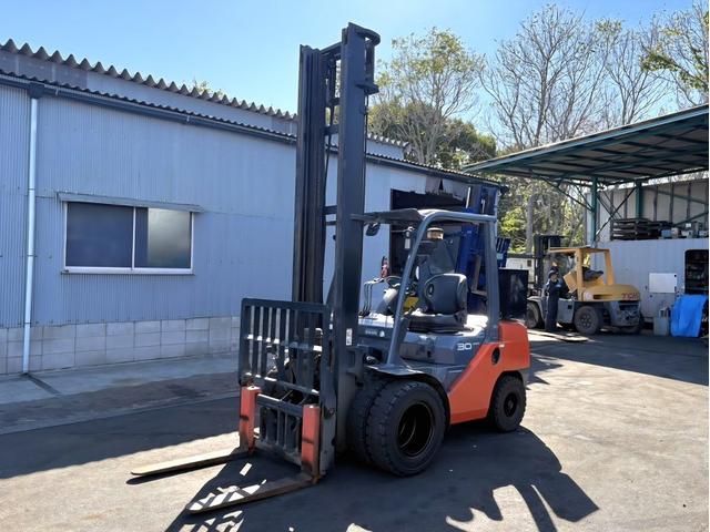 日本 　トヨタ／３．０ｔ　ディーゼル車／５３９６時間／ヒンジ・Ｗタイヤ／揚高５．５ｍ／ナンバー取得可能（１７０８９）（2枚目）