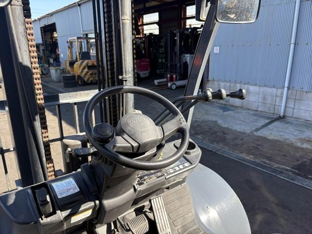 日本 　トヨタ／３．０ｔ　ディーゼル車／５３９６時間／ヒンジ・Ｗタイヤ／揚高５．５ｍ／ナンバー取得可能（１７０８９）（5枚目）