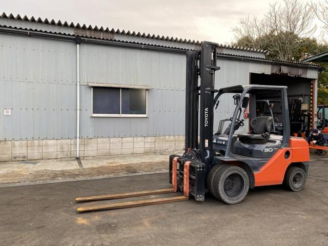 日本 　トヨタ／３．０ｔ　ガソリン車／１１９１時間／揚高４．５ｍ／フォークシフト・回転フォーク・ダブルタイヤ／ナンバー取得可能（１７４６２）（2枚目）