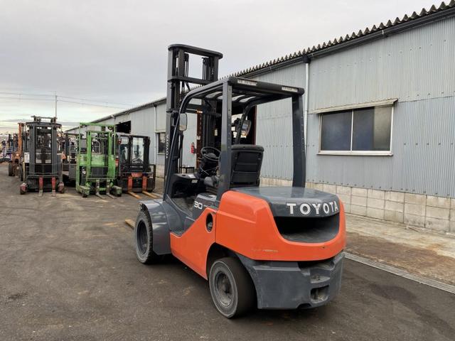 日本 　トヨタ／３．０ｔ　ガソリン車／１１９１時間／揚高４．５ｍ／フォークシフト・回転フォーク・ダブルタイヤ／ナンバー取得可能（１７４６２）（3枚目）