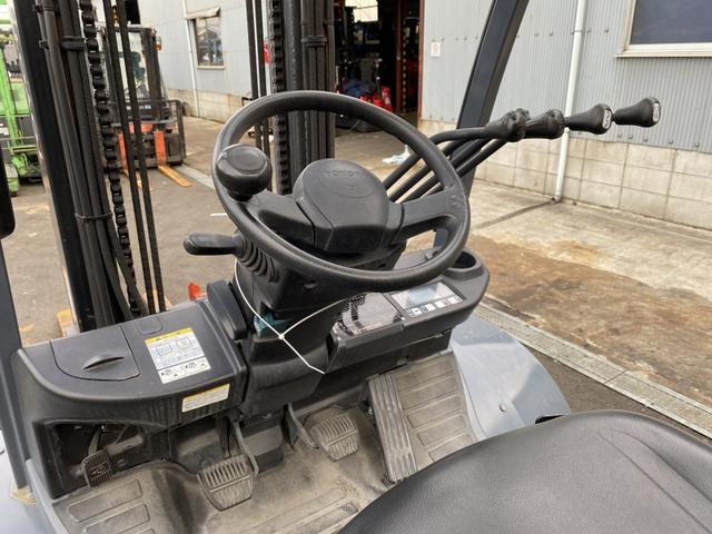 日本 　トヨタ／３．０ｔ　ガソリン車／１１９１時間／揚高４．５ｍ／フォークシフト・回転フォーク・ダブルタイヤ／ナンバー取得可能（１７４６２）（5枚目）