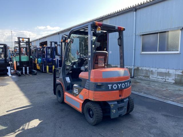日本 　トヨタ／２．０ｔ　バッテリー車／６３７７時間／２段フルフリーマスト３．０ｍ／フォークシフト／ナンバー取得可能（１７４１１）（3枚目）