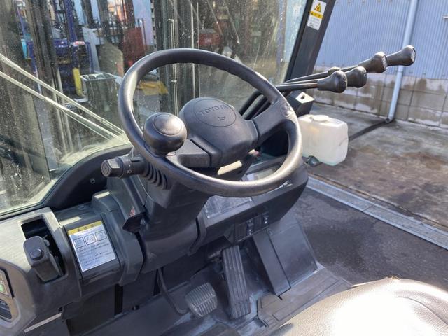日本 　トヨタ／２．０ｔ　バッテリー車／６３７７時間／２段フルフリーマスト３．０ｍ／フォークシフト／ナンバー取得可能（１７４１１）（5枚目）