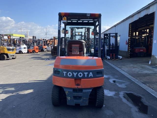 日本 　トヨタ／２．０ｔ　バッテリー車／６３７７時間／２段フルフリーマスト３．０ｍ／フォークシフト／ナンバー取得可能（１７４１１）（7枚目）