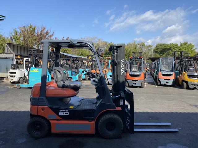 日本 　トヨタ／２．０ｔ　バッテリー車／６３７７時間／２段フルフリーマスト３．０ｍ／フォークシフト／ナンバー取得可能（１７４１１）（8枚目）
