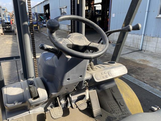 日本 　コマツ／２．０ｔ　ディーゼル車／１３７時間／揚高３．０ｍ／ダブルタイヤ／ナンバー取得可能（１７２５４）（5枚目）