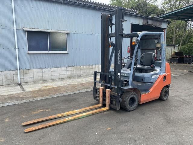日本 　トヨタ／２．５ｔ　ディーゼル車／４９４９時間／フォークシフト／揚高４．０ｍ／ナンバー取得可能（１６８３５）（2枚目）