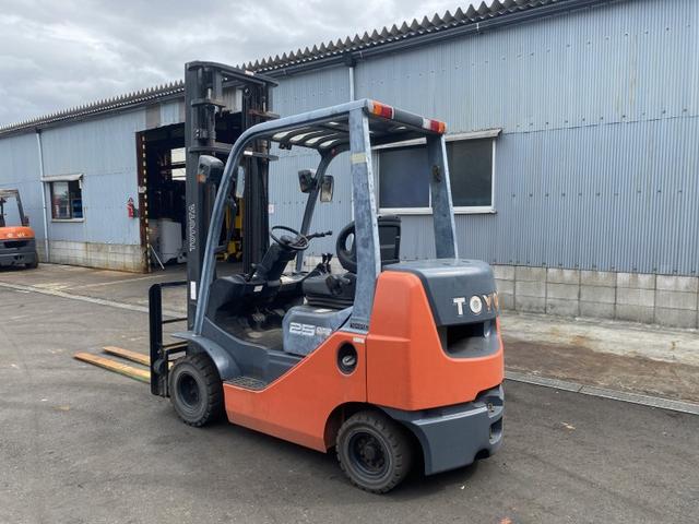 日本 　トヨタ／２．５ｔ　ディーゼル車／４９４９時間／フォークシフト／揚高４．０ｍ／ナンバー取得可能（１６８３５）（3枚目）