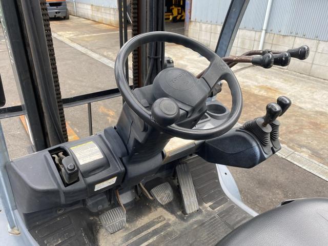 日本 　トヨタ／２．５ｔ　ディーゼル車／４９４９時間／フォークシフト／揚高４．０ｍ／ナンバー取得可能（１６８３５）（5枚目）