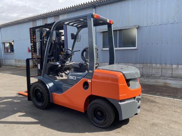 日本 　トヨタ／３．０ｔ　ディーゼル車／２４８時間／サイドシフト／揚高３．０ｍ／ナンバー取得可能（１６９２９）（3枚目）