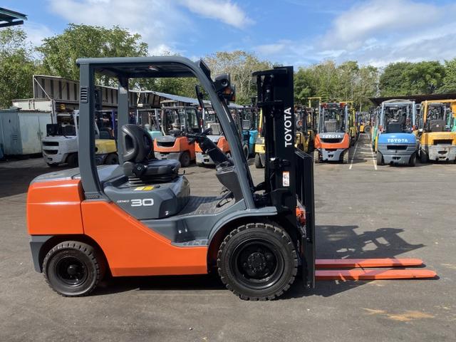 日本 　トヨタ／３．０ｔ　ディーゼル車／２４８時間／サイドシフト／揚高３．０ｍ／ナンバー取得可能（１６９２９）（8枚目）