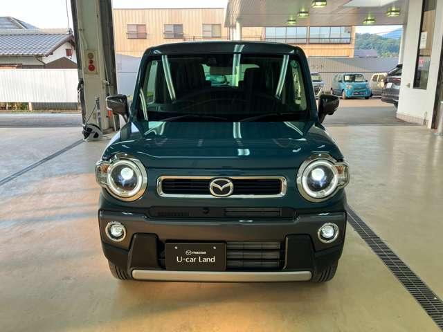 鋭く前方を照らす、ＬＥＤヘッドライト。遠くまで視界が開けることで、より安心したストレスのない走行を、提供してくれます。ライトの寿命が長いこともＬＥＤライトの特徴ですね。