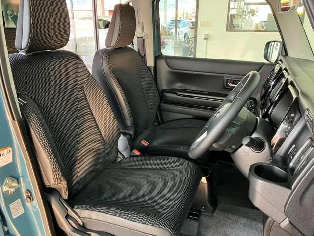 体をしっかりサポートしてくれるシート。クッション性もあり、座り心地もいいですよ！長時間のドライブでも疲労を軽減してくれます。