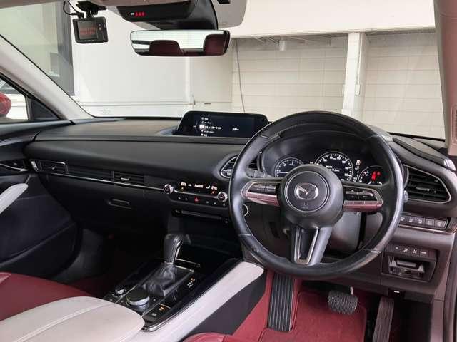 �u�l�Ԓ��S�v�̐݌v�v�z�̂��ƁA�h���C�o�[�𒆐S�Ƃ������E�Ώ̃��C�A�E�g�������B�O������̎�������苭�����������A�N���}�Ƃ̈�̊��ƑΘb�̂��₷�����������Ă��܂��B