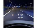 安全な運転は集中できる環境から・・・。運転を楽しみながら、様々な情報を逃さないコックピット。アクティブヘッドアップディスプレイに、ナビのルート誘導や車速が表示されます。
