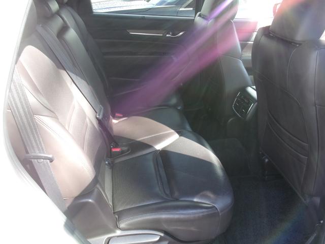 ２列目シートはベンチタイプ３人掛けです