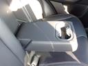 後席のシートにもセンターアームレストが付いています。乗員みんなが寛いでドライブして頂けますね◎