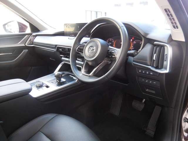 ドライバーを中心に操作機器や計器類を左右対称に配置したコックピット。ヒューマンインターフェイス優先とする事で、疲労軽減や安全にも繋がります。