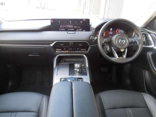 今までのＳＵＶの概念に捉われない、上質さを感じる室内空間。インパネ中央部は、背骨が通った様な、頑丈さを感じるコンソールです。