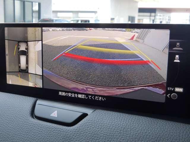 ３６０度ビューカメラを搭載。４方の小型カメラの映像を処理し、車両真上からの映像に変換しています。