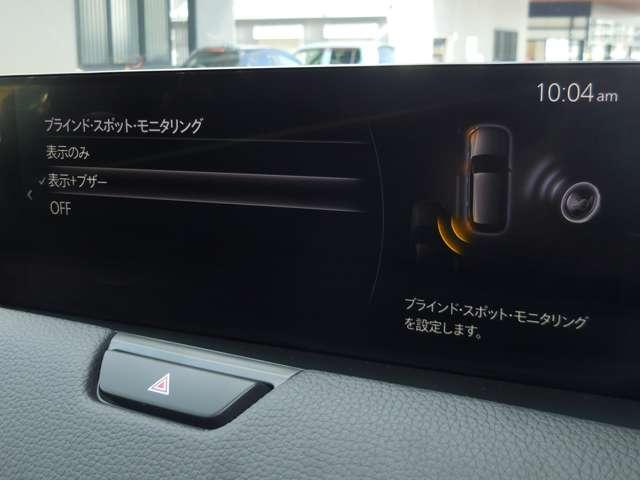 ＢＳＭは、車線変更時における運転者の後方確認を支援するシステムです。自車の後方から接近する車両を検知すると、接近表示灯（ミラーに設置）　　　　　　　　　と警報音で運転者に危険を知らせます。