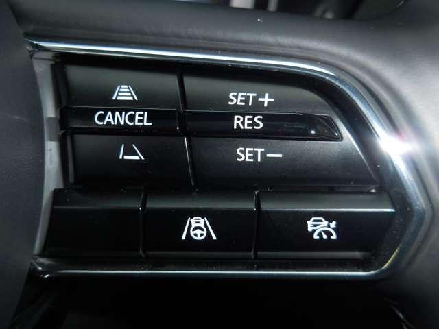 【ＭＲＣＣマツダレーダークルーズコントロール】ミリ波レーダーで前方の走行車との車間距離を認識。自動追従走行を可能にしています。