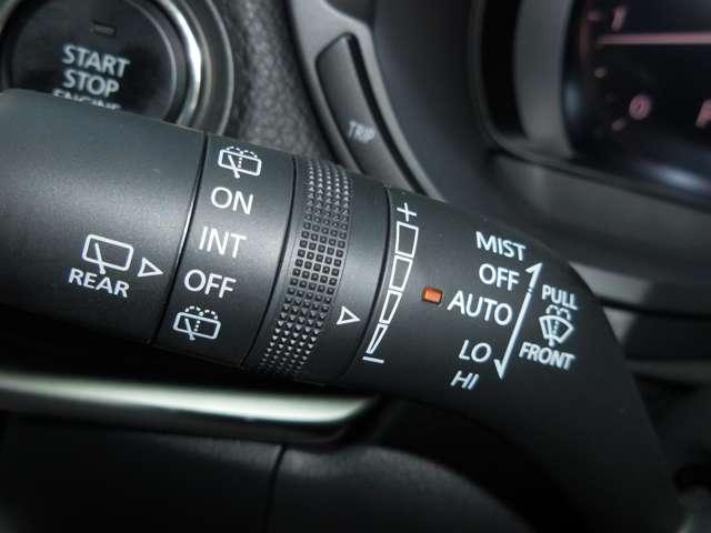 『センサーワイパー』　雨粒の量を感知して自動で、拭き取ってくれるオート機能つき。センサーの感度もダイヤルで調整可能。　拭取るスピードもお任せで便利です。
