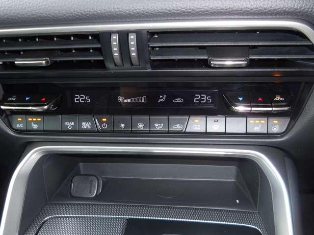 運転席と助手席で設定温度が変えられるデュアルオートエアコン。また運転席＆助手席シートヒータとステアリングヒーターも装備。