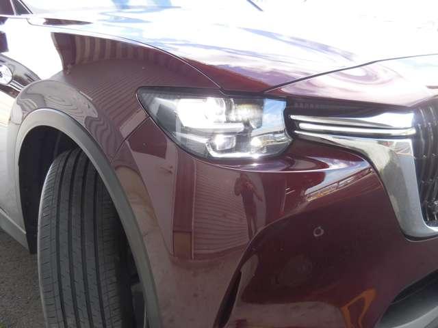 【アダプティブＬＥＤヘッドライト】夜間走行時に先行車や対向車の状況をクルマが判断。ヘッドランプの照射範囲や明るさを自動的に変化させます。