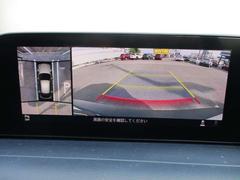 ３６０度ビューカメラを搭載。４方の小型カメラの映像を処理し、車両真上からの映像に変換しています。駐車時大いに役に立ちます。 4