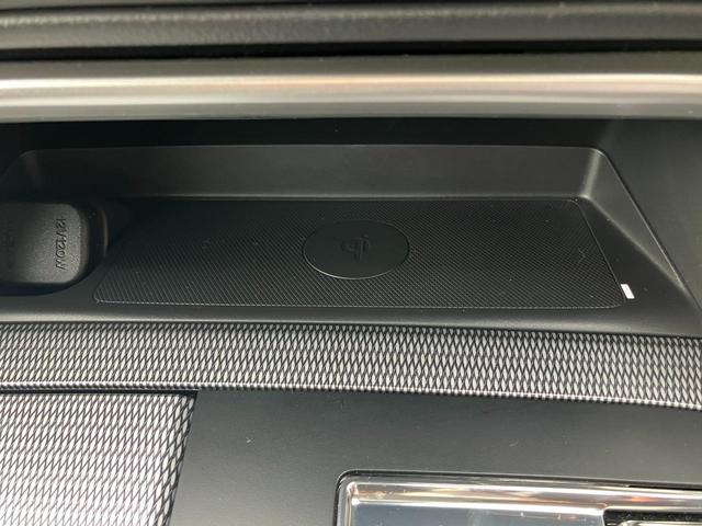 フロントコンソールにグローバル規格（Ｑｉ）に対応したワイヤレスチャージャーを搭載。エンジン稼働中にＱｉ規格に対応したスマートフォンを置くだけで充電できます。