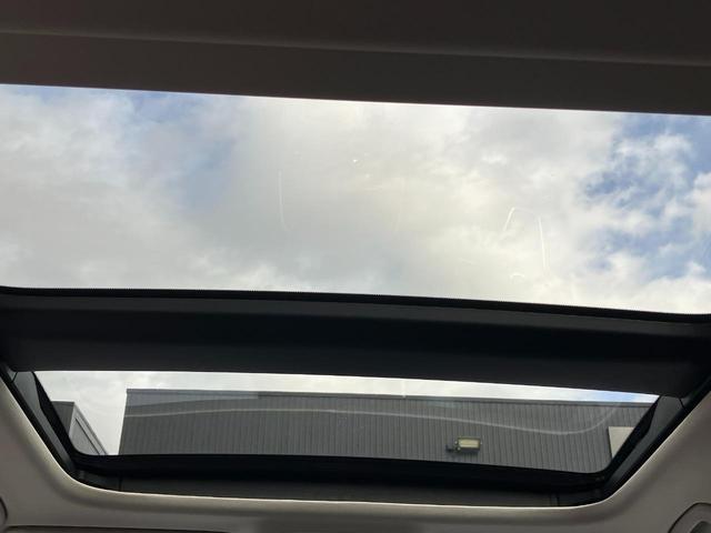 開放的な視界と明るさを実現する大型のパノラマサンルーフ。後席乗員の視界範囲まで視界・明るさを拡大しており、ドライバーだけでなく全ての乗員に走る歓びや楽しさを提します。