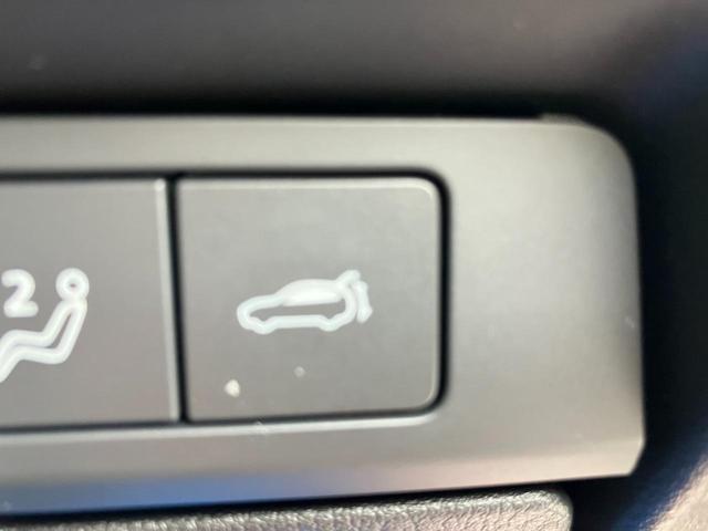 ステアリングのチルト＆テレスコピックは電動で行えます。微調整も簡単なので最適なドライビングポジションが取れます。