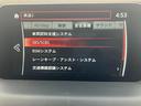 【スマート・ブレーキ・サポート】 高精度で検知できるミリ派レーダーで先行車を捕捉。0km/h以上で走行中に、車間距離の変化に応じて警報。基準値を超えた場合に、段階的にブレーキを作動します。