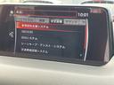 【スマート・ブレーキ・サポート】 高精度で検知できるミリ派レーダーで先行車を捕捉。15km/h以上で走行中に、車間距離の変化に応じて警報。基準値を超えた場合に、段階的にブレーキを作動します。